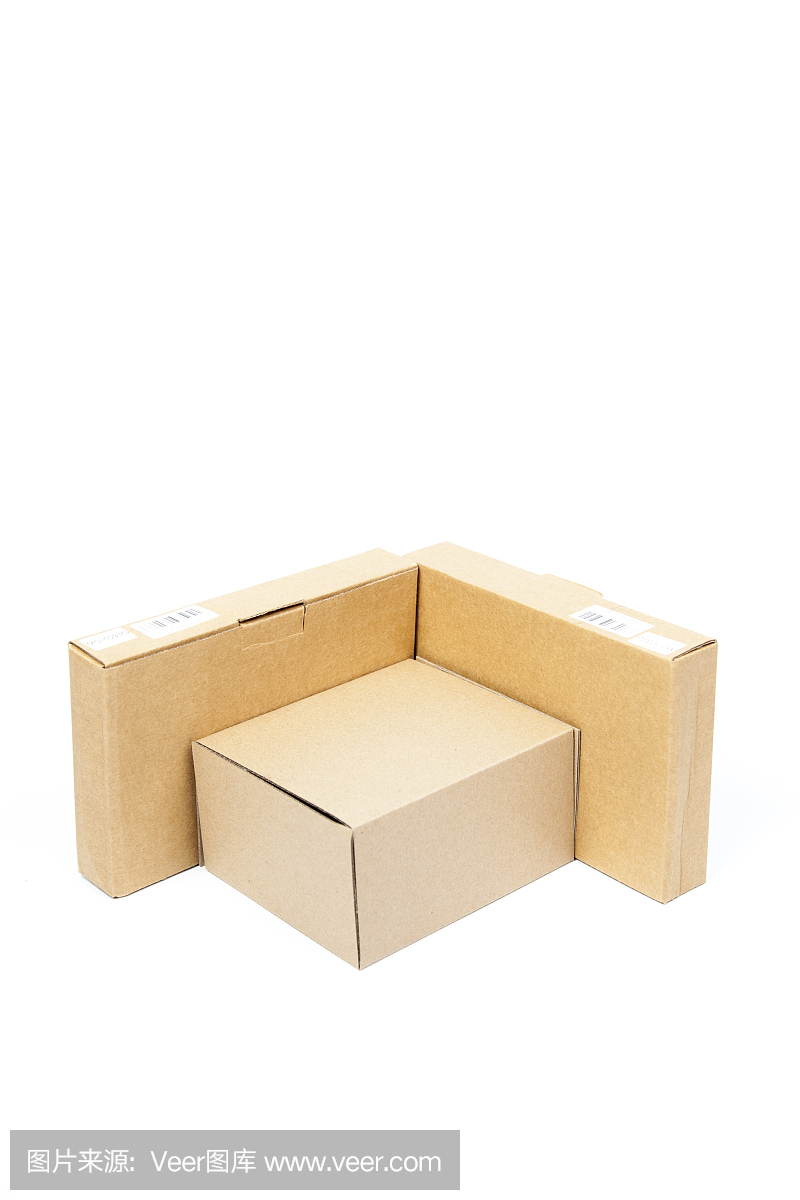 白色背景上的三个棕色纸箱。